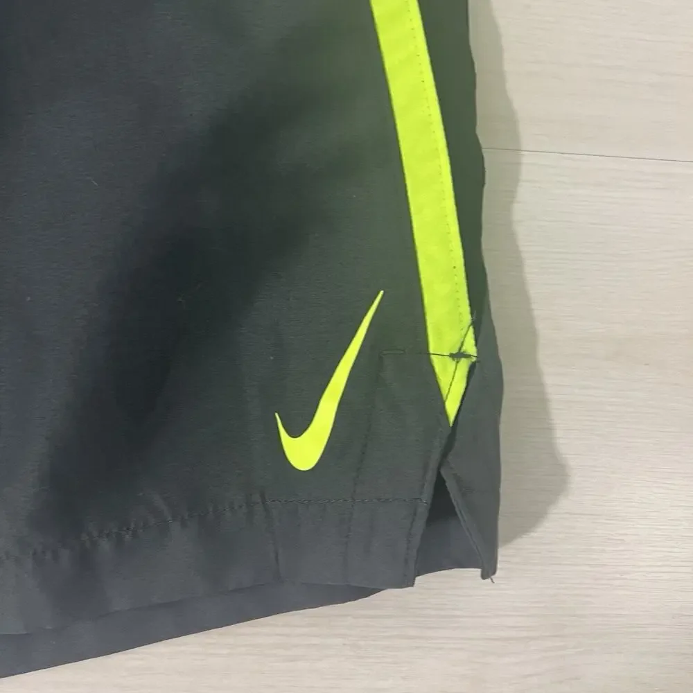 Nike Swim Trunks Men’s Size XL Gray Green Accents Lined Pockets Drawstring Waist